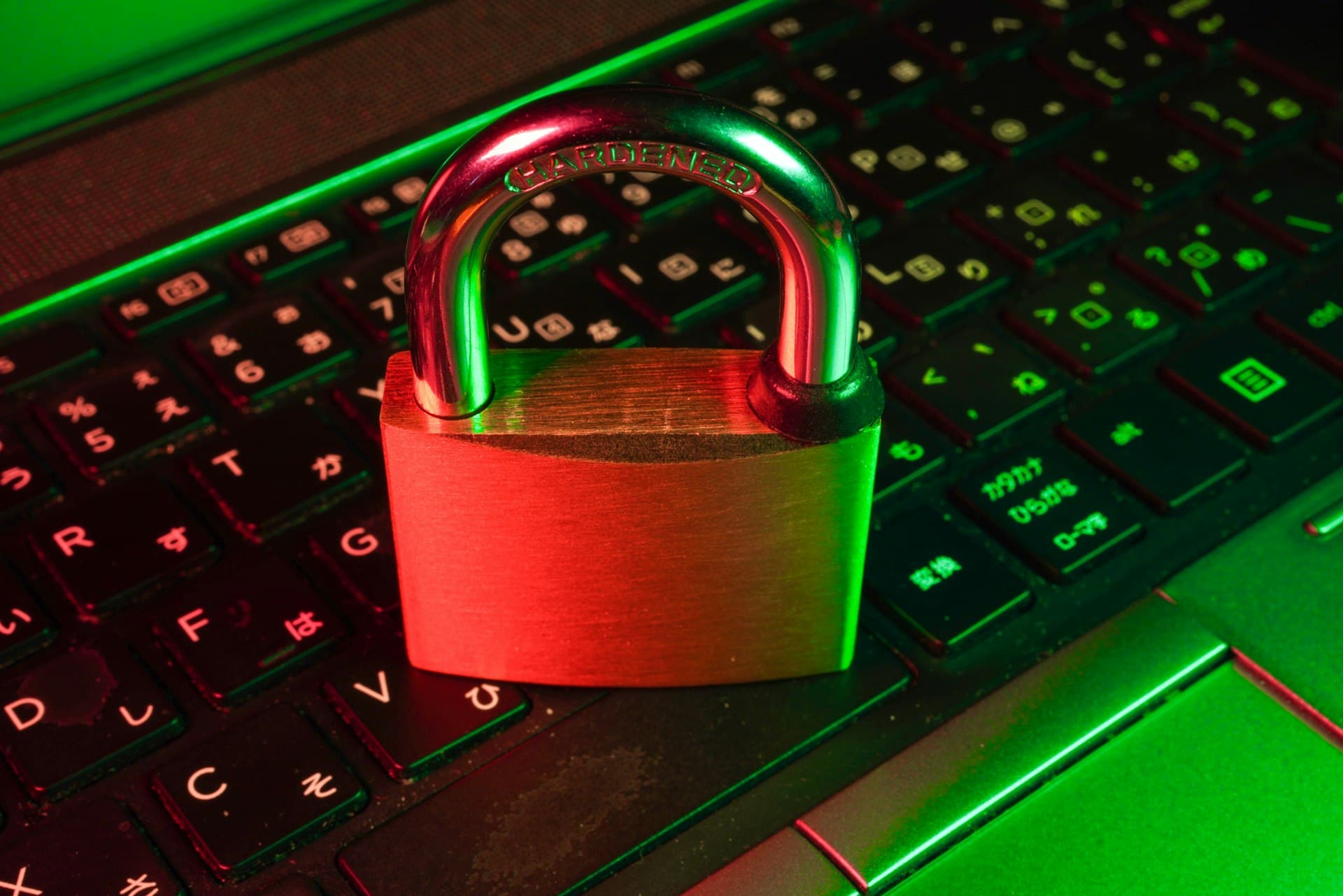 Candado de seguridad sobre el teclado de una laptop, simbolo de control de acceso y proteccion de datos
